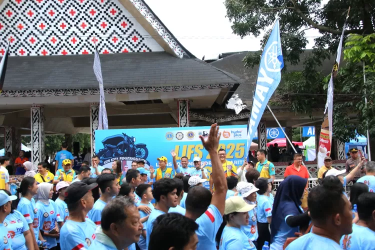 Sekda melepas peserta jalan Sehat bersama Lions Club Pematangsiantar Merdeka (Realitasonline.id - RH)