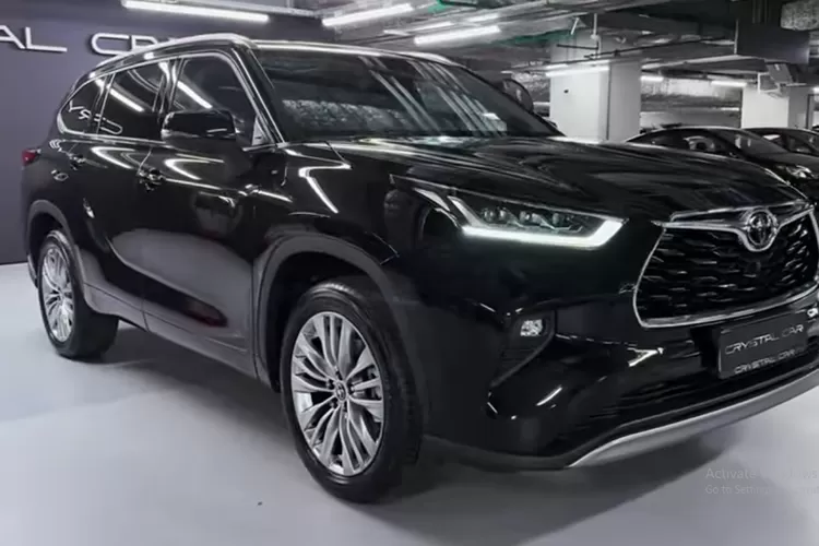 Toyota Highlander 2025 punya tampilan eksterior yang mengesankan dan proporsional sebagai SUV tiga baris keluarga. (Tangkapan Layar YouTube MARCARS)