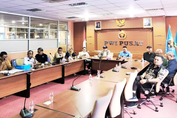 Rapat yang digelar secara luring dan daring di Kantor PWI Pusat, Gedung Dewan Pers Lt 4, Senin (17/11/2025), itu membahas detil kegiatan, mulai kesiapan infrastruktur hingga rangkaian acara.