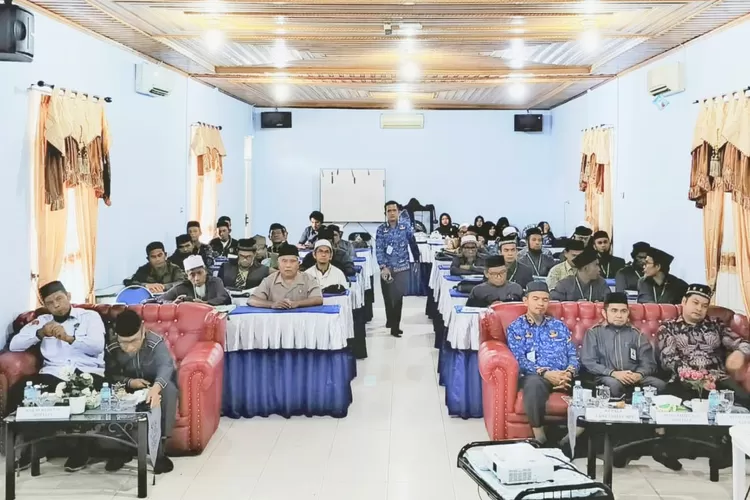 Wakil Bupati Simeulue, Nusar Amin, S.Pd membuka secara resmi Musda ke-V MPU Kabupaten Simeulue periode 2025-2030 di Aula Wisma Harti Desa Ameria Bahagia, Kecamatan Simeulue Timur, Senin (17/11/2025) (Realitasonline.id/Ris)