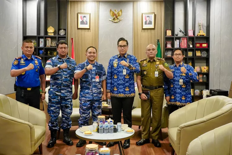 Bahas penguatan sinergi keamanan dan pelayanan masyarakat Medan, Walikota Rico Waas terima audensi Pangkosek Hanudnas I, Asisten Operasi Kosek I Letkol Pnb. Setyo Budi Pulungan, Senin (17/11/2025).