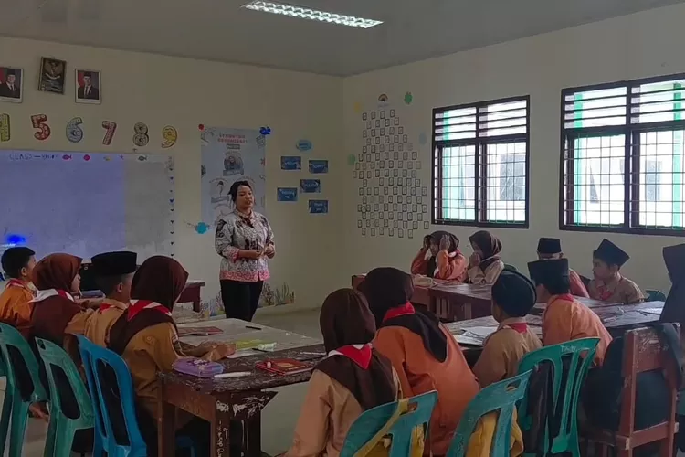 Apriyanti Br. Marpaung seorang guru Kristen yang mengajar di madrasah Kemenag.
