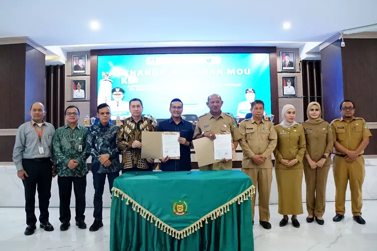 Bupati Langkat, Syah Afandin melakukan penandatanganan nota kesepahaman (MoU) pengelolaan keuangan daerah bersama Direktur Bisnis dan Syariah Bank Sumut, Syafrizalsyah yang didampingi Direktur Kepatuhan, Eksir, Senin (17/11) siang.