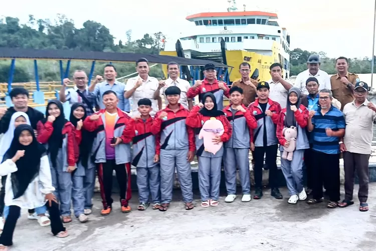 Wakil Bupati Simeulue, Nusar Amin, S.Pd lepas Atlit Cabang Olahraga PTMSI Kabupaten Simeulue dari Pelabuhan Fery Kolok Sinabang, Selasa (18/11/2025) (Realitasonline.id/Ris)