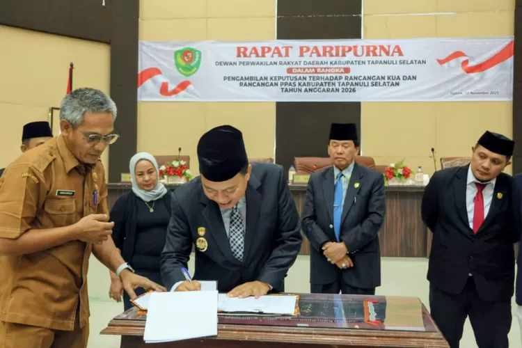 Bupati Tapsel H. Gus Irawan Pasaribu yang diwakili Wakil Bupati H. Jafar Syahbuddin Ritonga bersama unsur pimpinan DPRD Tapsel tandatangani nota kesepakatan Rancangan KUA dan PPAS TA 2026, melalui Rapat Paripurna di Gedung DPRD Tapsel, Jalan Prof. Lafran Pane, Sipirok, Selasa (18/11/2025).(Foto : Re