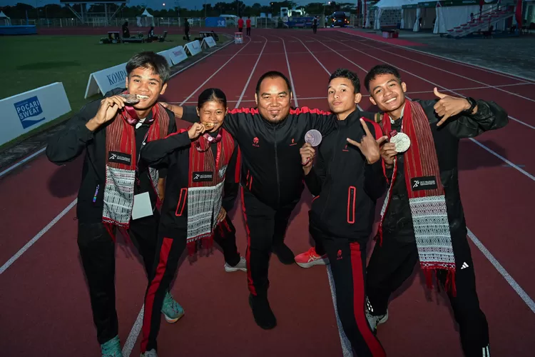 Atlet Atletik Indonesia Asal Sumut Peraih Medali Kejuaraan Atletik Asia Tenggara U18 &amp; U20  2025 saat berfoto bersama Pelatihnya Saddam Usai Penutupan Kejuaraan Atletik Asia Tenggara U18 &amp; U18 2025 di Stadion Madya Atletik, Sumut Sport Center, Deli Serdang, Selasa (18/11/2025). Foto dari kiri ke kanan ; Sultan Hasibuan (Perak), Keisha Sihotang (Emas), Pelatih Tim Atletik Sumut Saddam, Jaka Biran (Perak) , Jenri Pakpahan (Perak). (Foto : Dinas Komunikasi dan Informatika Provinsi Sumut / Imam Syahputra) 