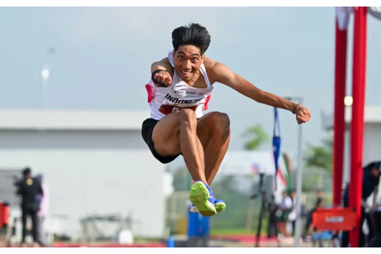 Pelari Indonesia Asal Sumut, Sultan Hasibuan finish di urutan kedua nomor Lari 3000m U18 Putra Kejuaraan Atletik Asia Tenggara U18 dan U20 2025. (Realitasonlne.id/Kominfi Sumut/Imam Syahputra)