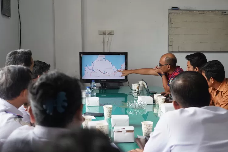 Pemkab Toba menggelar rapat persiapan pelaksanaan kegiatan Tobamar 2025 di Ruang Asisten I Bupati Toba, dipimpin Asisten I Setdakab Toba Eston Sihotang dan dihadiri oleh Camat Balige Partogi Tambunan, Kepala Dinas Perhubungan Dicky Tampubolon (Realitasonline.id/MS)