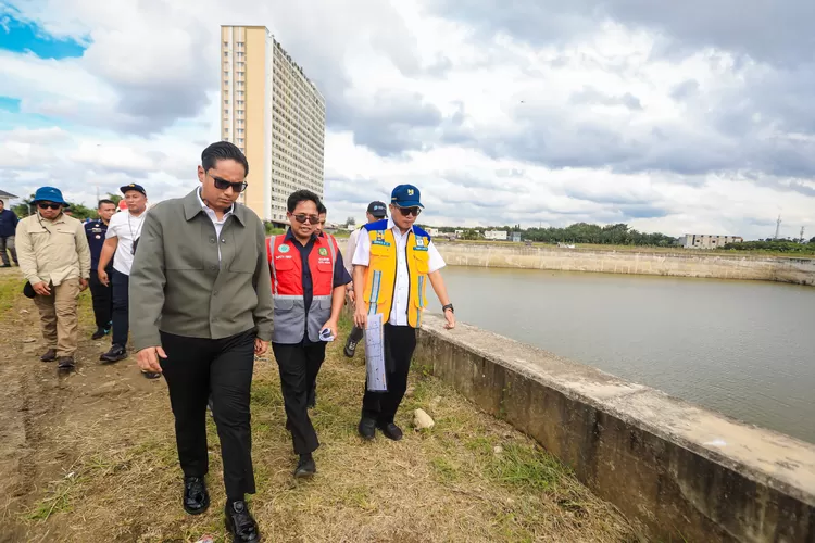Walikota Rico Waas saat meninjau kolam detensi Kecamatan  Medan Selayang, Selasa (18/11/2025), menargekan dapat mereduksi 10-15 persen banjir di Kota Medan.