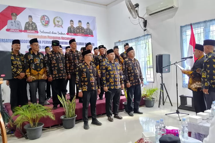 Wakil Ketua PABPDSI Kabupaten Deli Serdang H.Jama Uddin mengambil sumpah pengurus Kecamatan Pagar Merbau yang baru dikukuhkan, Rabu (19/11/1025).