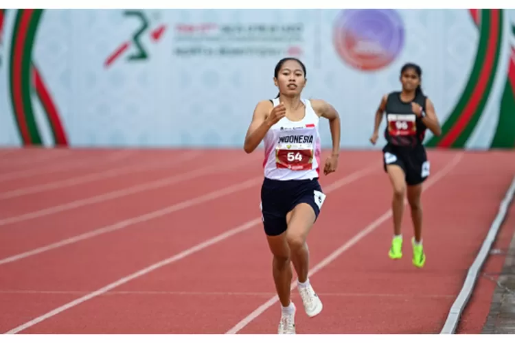 Pelari Indonesia Novi Lestari saat bertanding di nomor Lari 800m U18 Putri Kejuaraan Atletik Asia Tenggara U18 dan U20 2025 di Stadion Madya Atletik Sumut Sport Center Deli Serdang. (Ralitasonline.id/Komnfo Sumut/Imam Syahputra)
