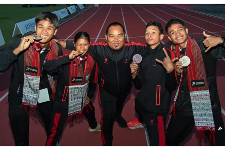 Atlet Sumut peraih medali Kejuaraan Atletik Asia Tenggara saat berfoto bersama pelatihnya Saddam Usai Penutupan Kejuaraan Atletik Asia Tenggara. (Realitasonine.id/Kominfo Sumut/Imam Syahputra)