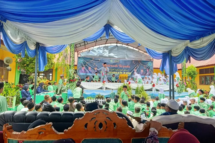 Ustdz Hafizan memberikan ceramah Maulid Nabi Besar Muhammad Saw di MTsN 2 Abdya, Kamis (20/11/2025)