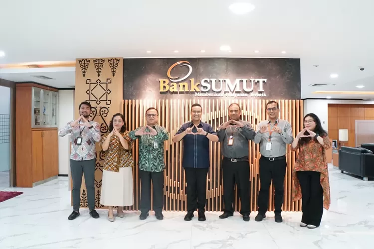 Deputi Komisioner Bidang Hukum dan Administrasi BP Tapera, Willson Lie Simatupang dan rombongan berfoto bersama Direktur Bisnis dan Syariah Bank Sumut, Syafrizalsyah dalam salah satu kunjungan ke kantor pusat Bank Sumut Jalan Imam Bonjol, Medan.