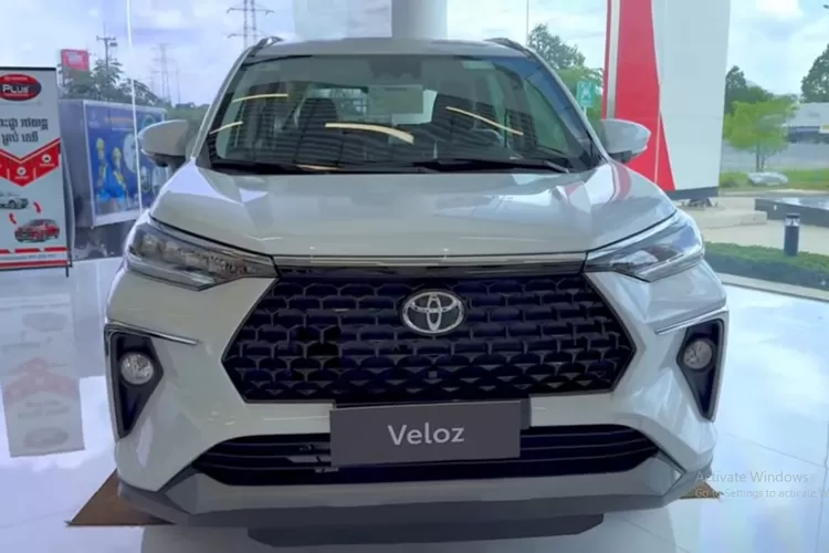 Toyota Veloz Hybrid 2026 dari Toyota. Desainnya benar-benar terasa lebih modern dan agresif dibanding versi sebelumnya aura sporty dan futuristiknya makin kuat. (Tangkapan Layar YouTube AUTO DP)