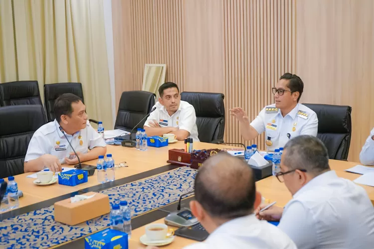 Walikota Rico Waas pimpin rapat Entry Point Medan Satu Data, Kamis (20/11/2025).