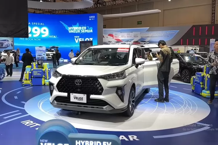  Toyota Veloz Hybrid adalah varian terbaru dari keluarga Veloz yang memakai teknologi hybrid untuk membuat konsumsi bensin jauh lebih hemat dibanding mesin bensin biasa. (Tangkapan Layar YouTube Ridwan Hanif)