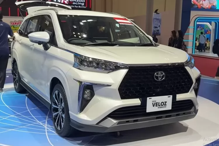Toyota Veloz Hybrid sering disebut sebagai hybridnya sejuta umat karena posisinya yang sangat tepat untuk pasar keluarga Indonesia. (Tangkapan Layar YouTube AutonetMagz)