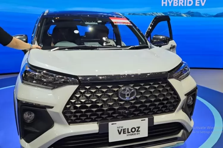 Toyota Veloz Hybrid TSS Modelista adalah varian MPV hybrid dari Veloz yang menggabungkan efisiensi teknologi Toyota Hybrid System dengan tampilan yang lebih sporty dan fitur keselamatan canggih. (Tangkapan Layar YouTube Axel Raphael)