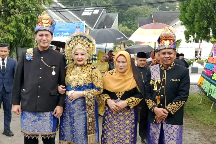 Bupati dan wakil bupati Aceh Selatan beserta nyonya pakai pakaian adat daerah.