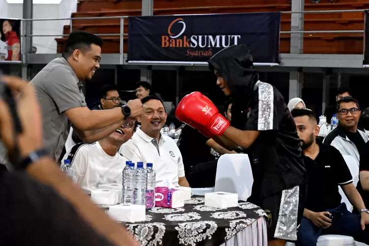 Gubernur Sumut Bobby Nasution didampingi Kadipora Sumut Mahfullah Daulay dan Kadis  Kebudayaan dan Pariwisata (Disbudpar) Sumut Yudha Pratiwi Setiawan menonton pertandingan tinju  Ringdom Matchday Friendly yang memperebutkan sabuk Gubernur Bobby Nasution di Gor Veteran Dispora Sumut, Jalan Veteran, 