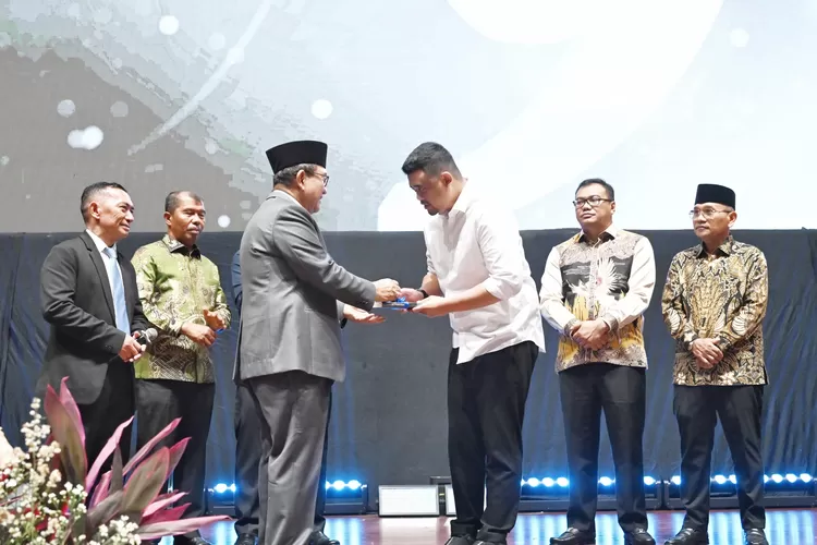 Gubernur Sumut Bobby Nasution menghadiri Perayaan Hari Ulang Tahun  ke-75 tokoh masyarakat DR. R.E Nainggolan, di Regale International Convention Centre Jalan Adam Malik Medan, Jumat (21/11/2025)malam.