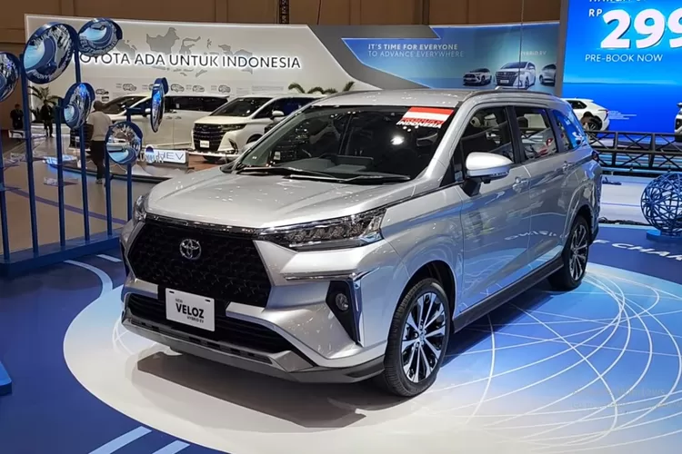  Toyota Veloz Hybrid tipe V yang dibanderol sekitar 299 juta rupiah dikenal sebagai varian hybrid termurah dari lini Veloz. (Tangkapan Layar YouTube Rayshanto2701)