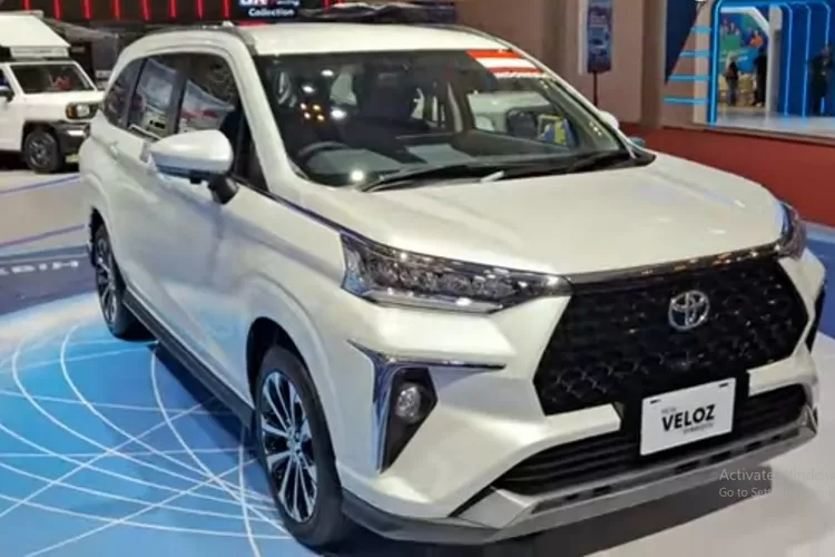 Toyota Veloz Hybrid HEV adalah varian yang menggunakan sistem penggerak hibrida untuk menghasilkan efisiensi bahan bakar yang lebih baik dan pengalaman berkendara yang lebih halus. (Tangkapan Layar YouTube William Surjana)