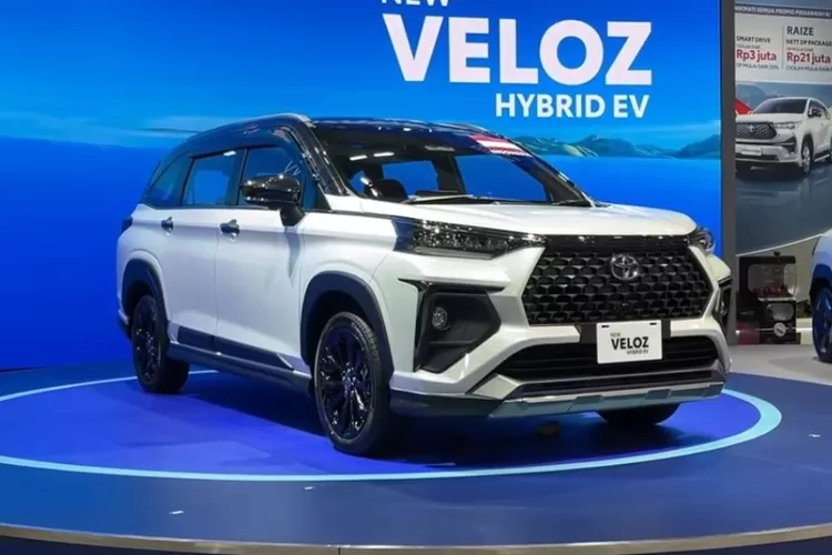 Toyota Veloz HEV Facelift 2025 adalah LMPV keluarga dengan teknologi hybrid, menggabungkan mesin bensin dan motor listrik, yang dirancang untuk efisiensi bahan bakar sangat tinggi. (Tangkapan Layar YouTube Imam Munandar)
