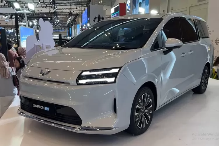 Wuling Darion menjadi sorotan karena ukuran bodinya ternyata hampir setara dengan Toyota Alphard, padahal harganya jauh lebih terjangkau di kisaran tiga ratus jutaan. (Tangkapan Layar YouTube Wuling Darion menjadi sorotan karena ukuran bodinya ternyata hampir setara dengan Toyota Alphard, padahal harganya jauh lebih terjangkau di kisaran tiga ratus jutaan.)