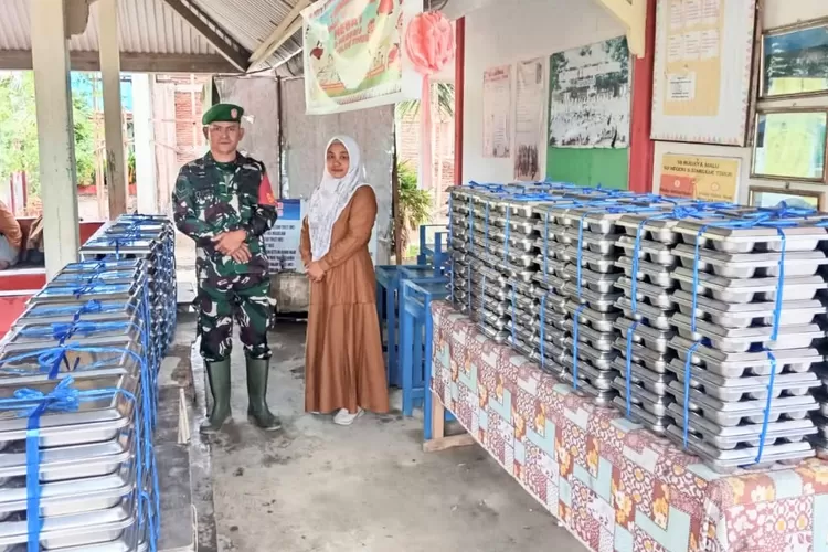 Babinsa Koramil 01/Simeulue Timur, Sertu David melaksanakan kegiatan pendampingan Makan Bergizi Gratis (MBG) di Kecamatan Simeulue Timur Kabupaten Simeulue, Senin (24/11/2025). (Realitasonline.id/Ris)