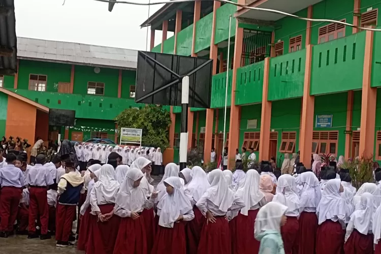  Yayasan Pendidikan Parmiyatu Wassa&rsquo;adah melaksanakan Upacara Bendera HUT Guru Nasional (Realitasonline.id - AP)