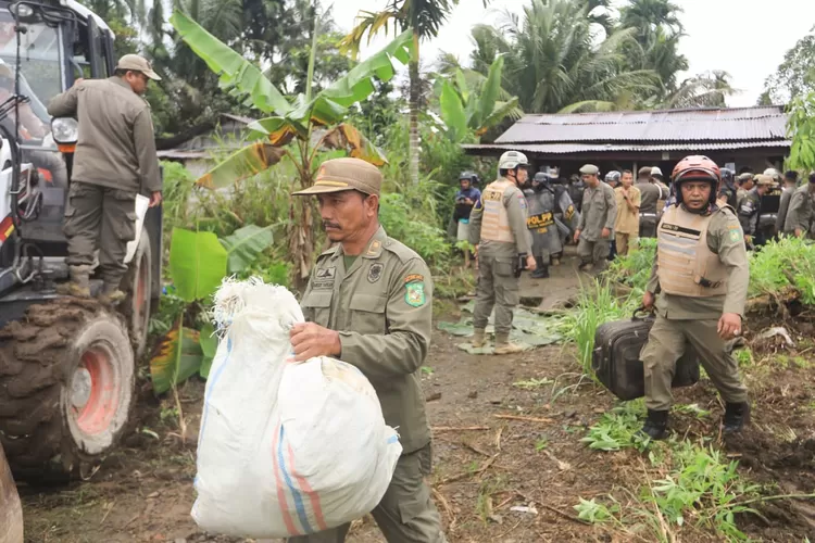 Pemko Medan tertibkan bangunan liar di aset di Tanjung Selamat Tuntungan, Senin (24/11/2025).