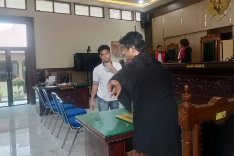 Terdakwa keluar dari ruang sidang usai pembacaan dakwaan (Realitasonline/RH)