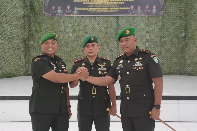 Danrem 012/TU, Kolonel Inf Benny Rahadian (tengah) memimpin Sertijab Dandim 0110/Abdya dari Letkol Inf Beni Maradona (kiri) kepada Letkol Inf Rana Mega Al Amin di Aula Yonif/116 GS, Desa Alue Penyareeng, Kecamatan Meurubo, Kabupaten Aceh Barat, Selasa (25/11/2025)