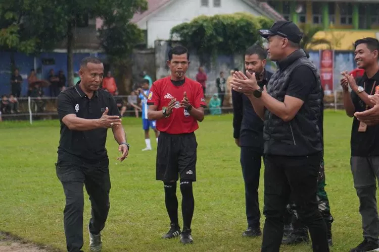 Piala Bupati Abdya Cup I Bergulir, Safaruddin: Tahun Depan Bonus Bertambah    Realitasonline.id-Abdya| Turnamen Sepakbola Piala Bupati Aceh Barat Daya (Abdya) Cup I resmi bergulir di lapangan hijau Persada, Desa Keude Siblah, Kecamatan Blangpidie, kabupaten setempat, pada, Selasa (25/11/2025) sore. 