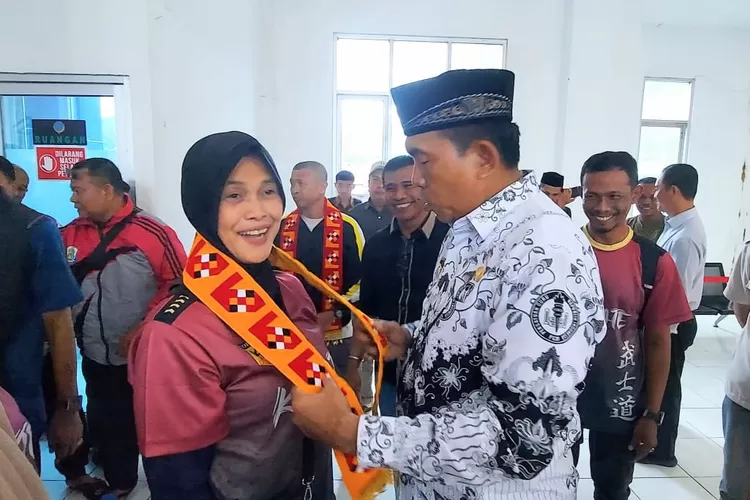 Bupati Simeulue Mohammad Nasrun Mikaris sambut para Pelatih, Official dan Atlit Cabang Olahraga FORKI Pra Pora di Pelabuhan Fery Kolok Sinabang, Selasa (25/11/2025). (Realitasonline.id/Ris)