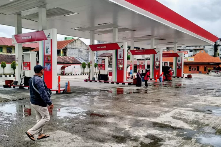 Kondisi SPBU 14.227.351 Jalan Serma Liong, Kota Padangsidimpuan, yang kehabisan stok BBM menunggu pasokan dari Dumai, Kamis (27/12/2025). (Foto : Realitasonline / Riswandy)