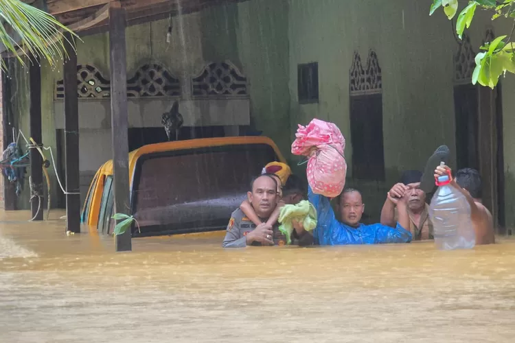 Curah Hujan Tinggi Pangkalan Brandan Banjir Polres Langkat Monitoring Serta Melakukan Pendataan Para Korban