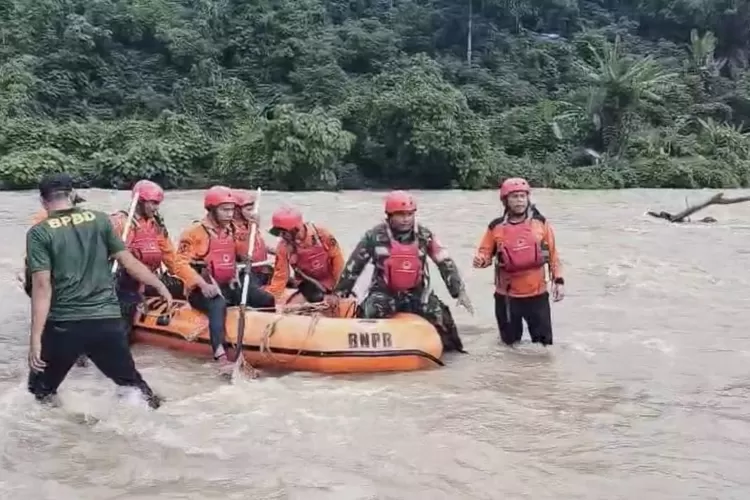 Badan Penanggulangan Bencana Daerah, TNI/Polri, dan Masyarakat mengevakuasi Korban kecelakaan angkutan umum yang terjun ke Sungai Barumun, Kamis (27/11/2025) (Realitasonline.id - SS)