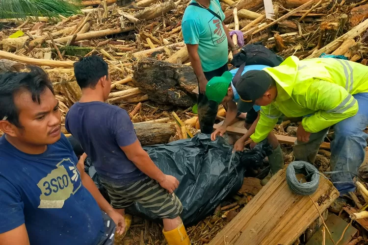 Banjir Dan Longsor Menewaskan 47 Orang di Tapteng Sibolga
