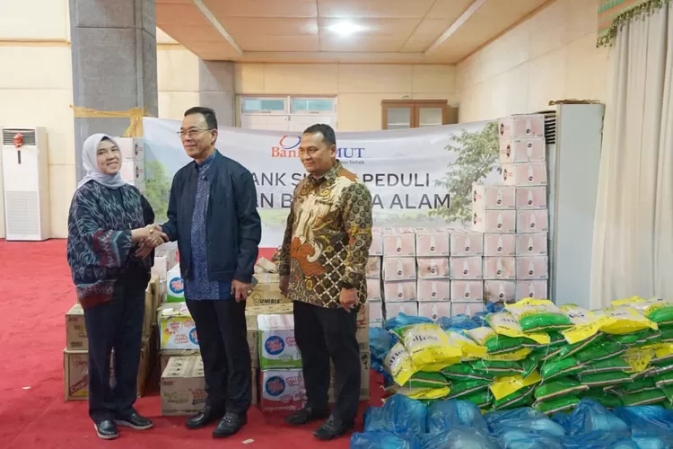 Bupati Tapanuli Selatan, Gus Irawan Pasaribu dan Direktur Keuangan dan TI Bank Sumut, Arieta Aryanti melakukan serah terima bantuan Bank Sumut Peduli di Aula Kantor Bupati Tapanuli Selatan, Kamis (27/11) malam.