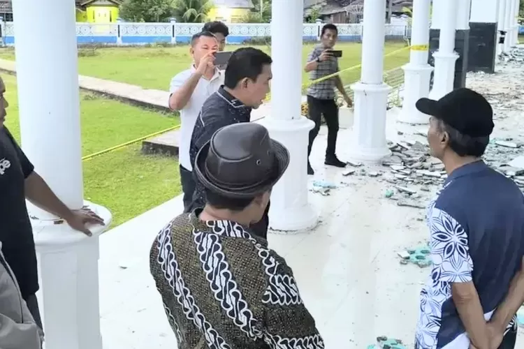 Bupati Simeulue, Mohammad Nasrun Mikaris, S.H, M.H tinjau Masjid Babussalam Desa Kampung Aie Kecamatan Simeulue Tengah pasca gempa 6,5 magnitudo, Kamis (27/11/2025).(Realitasonline.id/Ris)