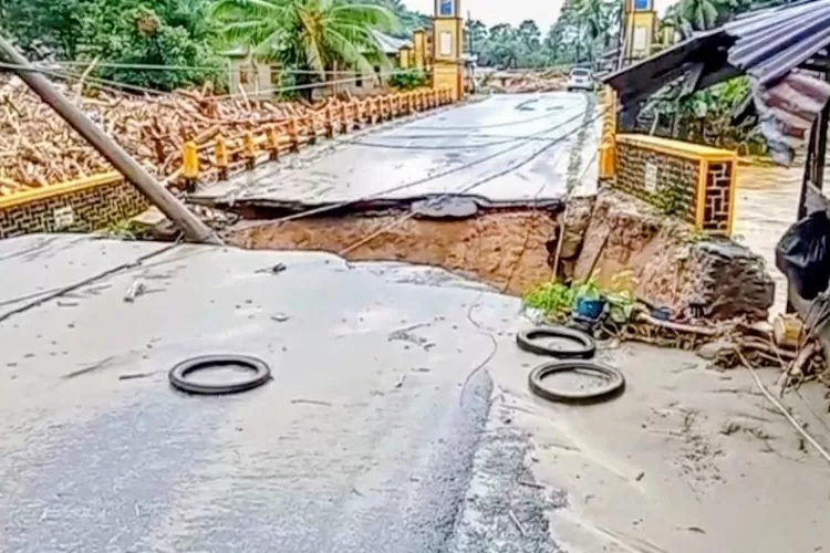 Kondisi Jalan nasional batas Tapsel - Tapteng yang putus akibat banjir dan longsor, dilaporkan ke Komisi V DPR RI. (Foto : Realitasonline / Riswandy)