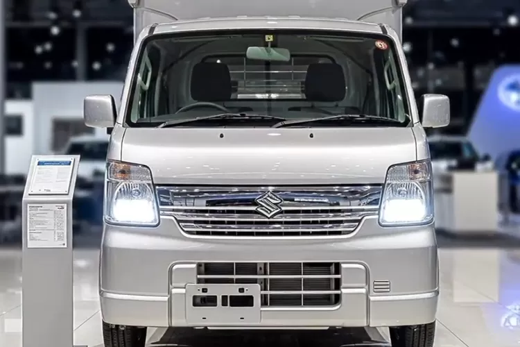 Suzuki Carry Camper 2026 dapat digambarkan sebagai versi modifikasi dari Suzuki Carry generasi terbaru yang dijadikan kendaraan serbaguna untuk kebutuhan perjalanan, camping, atau usaha. (Tangkapan Layar YouTube Auto Terbaru)