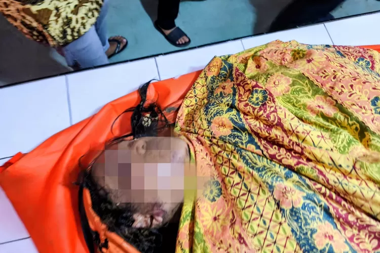 Jasad seorang perempuan saat dievakuasi usai ditemukan warga tersangkut di tebing sungai Batang Ayumi, Kelurahan Sihitang, Kecamatan Padangsidimpuan Tenggara, Kota Padangsidimpuan, Kamis (27/11/2025) sekitar pukul 17.00 WIB. (Foto : Realitasonline / Riswandy)