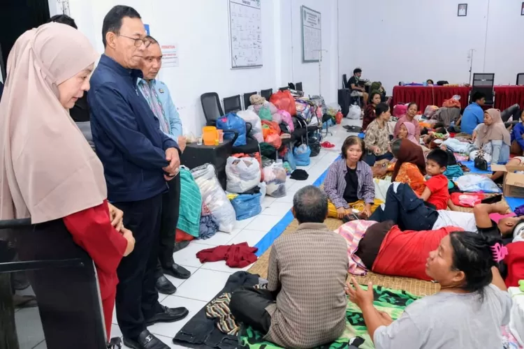Bupati Tapsel Gus Irawan Pasaribu meminjau sejumlah posko pengungsian di Kecamatan Batangtoru, Kabupaten Tapsel, Kamis (27/11/2025).pukul 23.00 WIB. (Foto : Realitasonline / Ist)