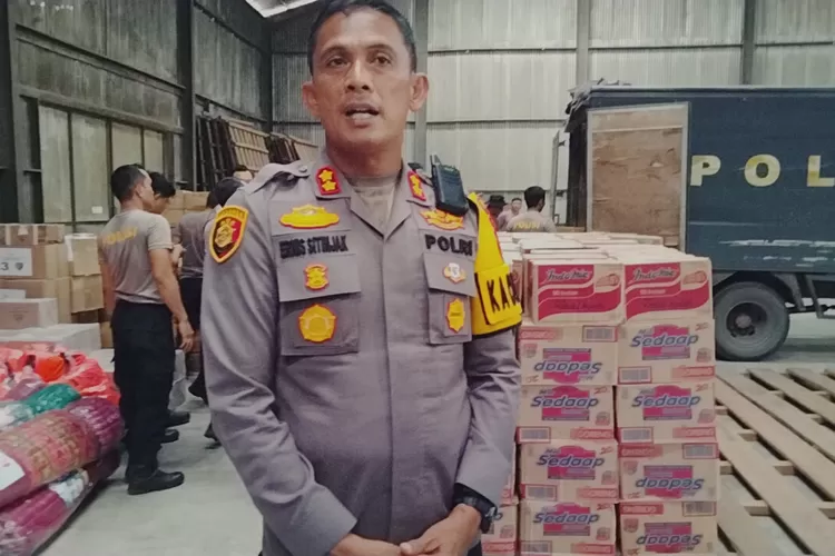 Kapolres Taput AKBP Ernis Sitinjak saat memberikan keterangan mengenai bantuan Kapolri. (Realitasonline.id - AS)