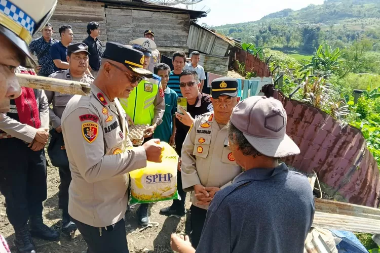 Kapolres Pakpak Bharat AKBP Pebriandi Haloho diwakili Wakapolres Kompol Donris E. Pasaribu memberikan bantuan sembako kepada warga yang terdampak bencana longsor di wilayah hukumnya.