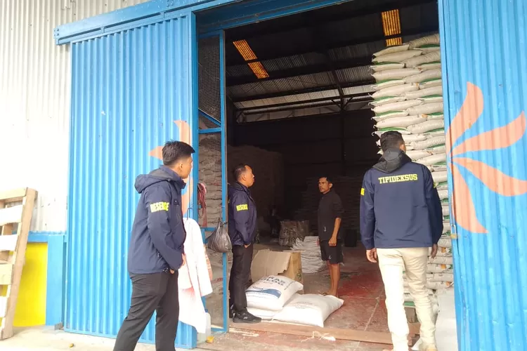 Tim Pemko Padangsidimpyan dari kepolisian dan Pemko melakukan pengecekan ketersediaan beras di gudang Bulog Padangsidimouan, Kamis (27/11/2025). (Foto : Realitasonline / Riswandy)
